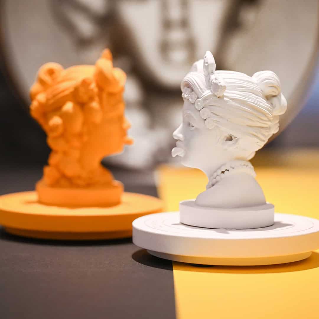 פסלון לשולחן במגוון צבעים - אוכרה | L'IRRIVERENTE