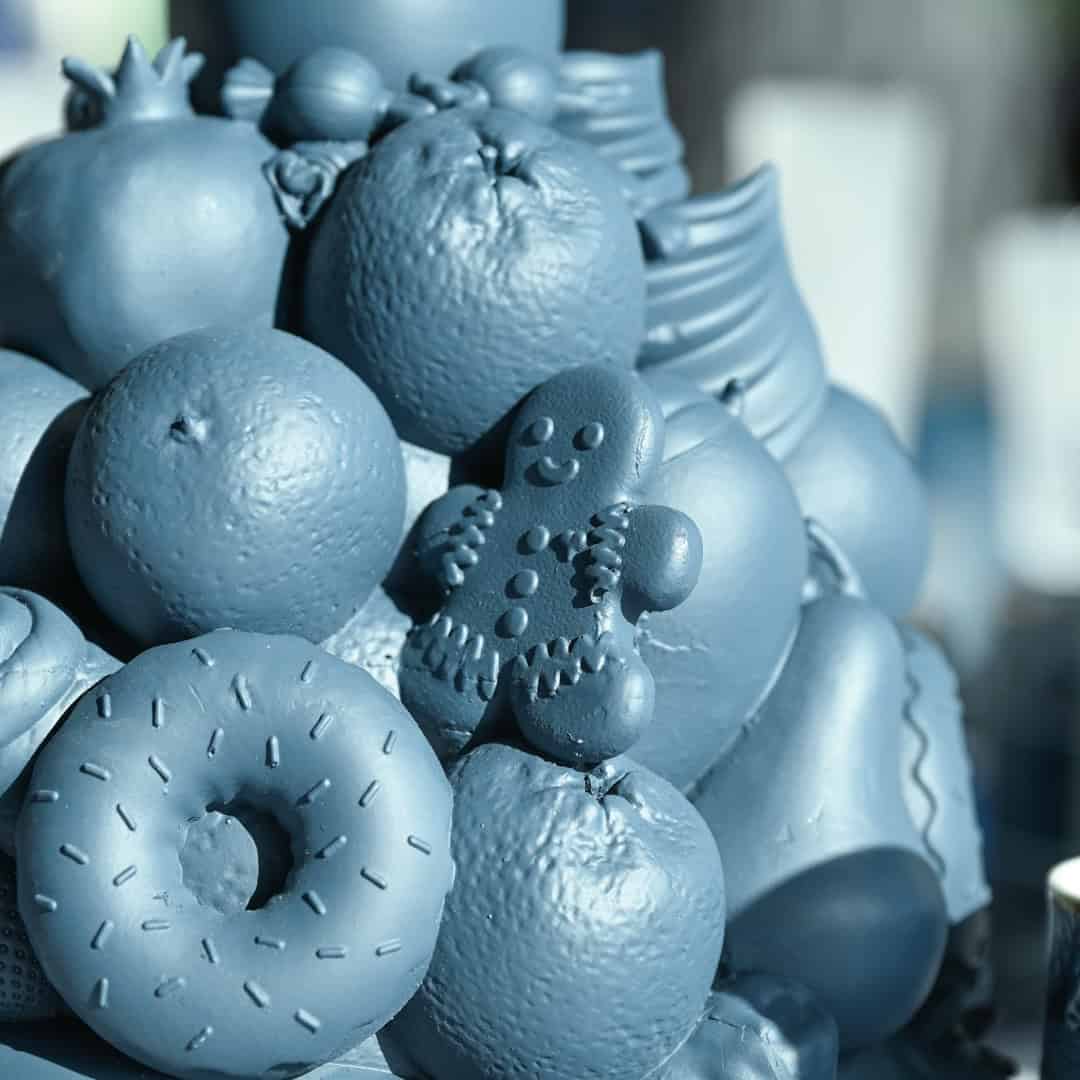 פסל פירות מעוצבים במגוון צבעים - כחול