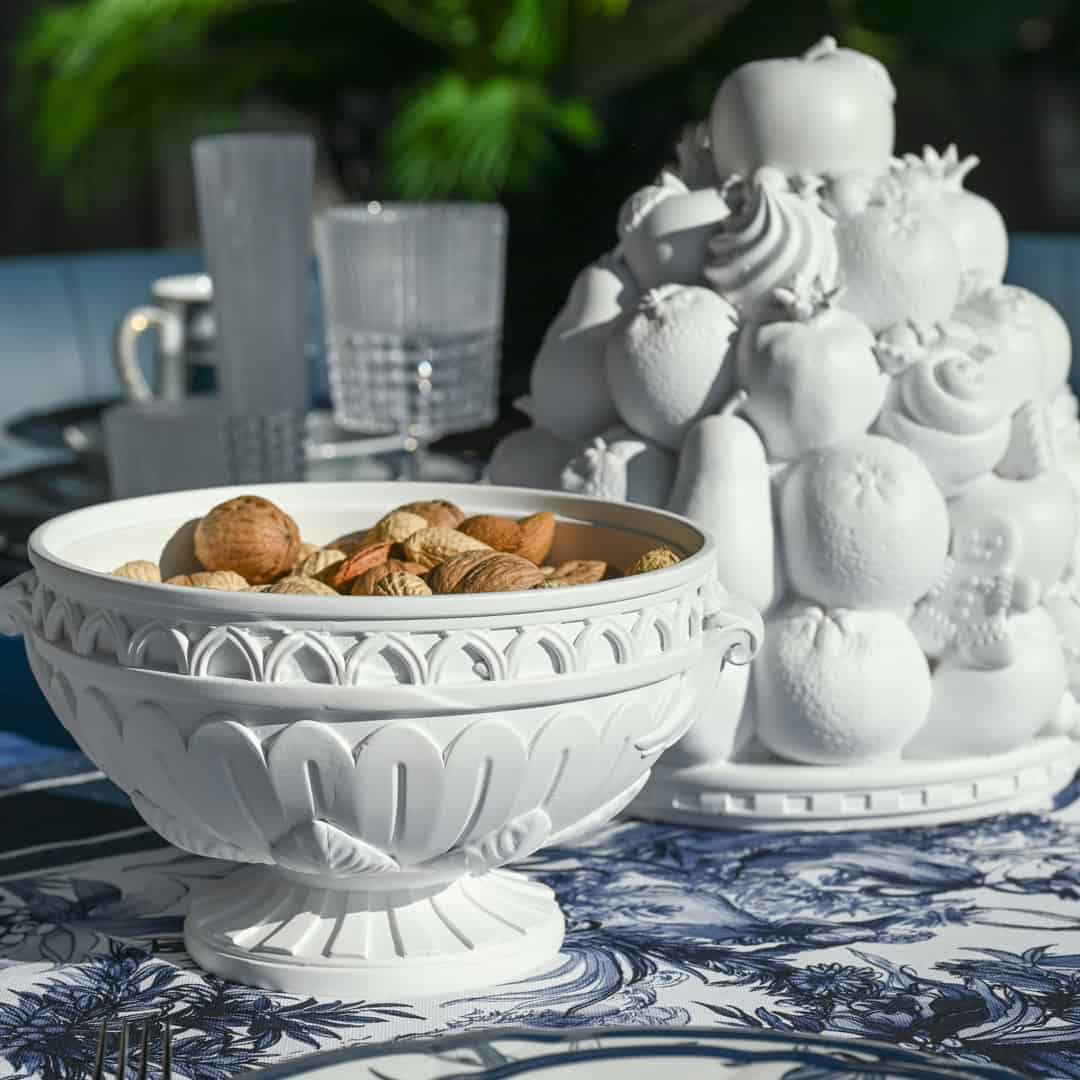 פסל פירות מעוצבים במגוון צבעים - לבן