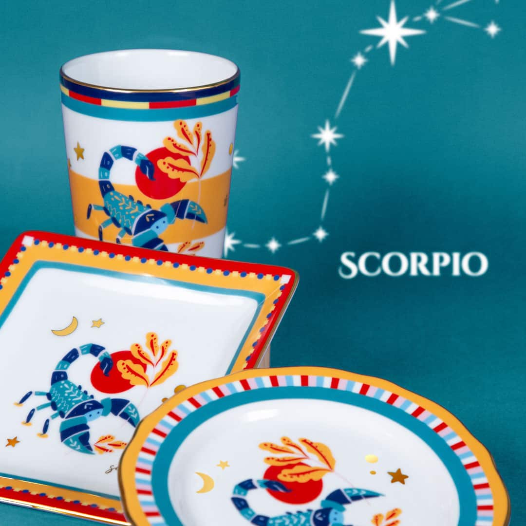 צלוחית מרובעת במגוון סמלי גלגל המזלות - עקרב