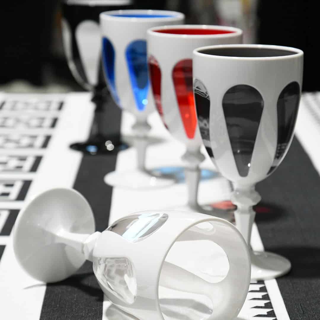 כוס יין במגוון צבעים - לבן-אדום