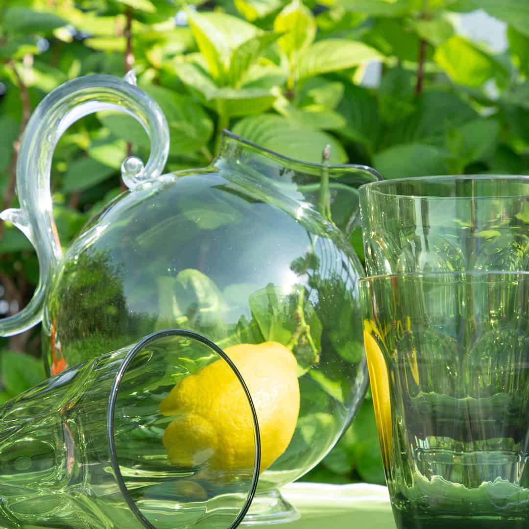 קנקן מים 2.25 ליטר במגוון צבעים - לבן שקוף