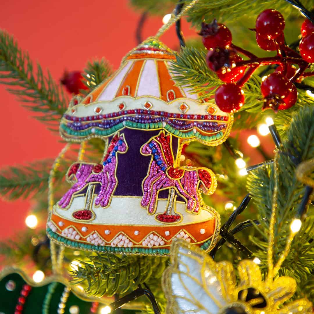 קישוט רקום ביד - קרוסלה