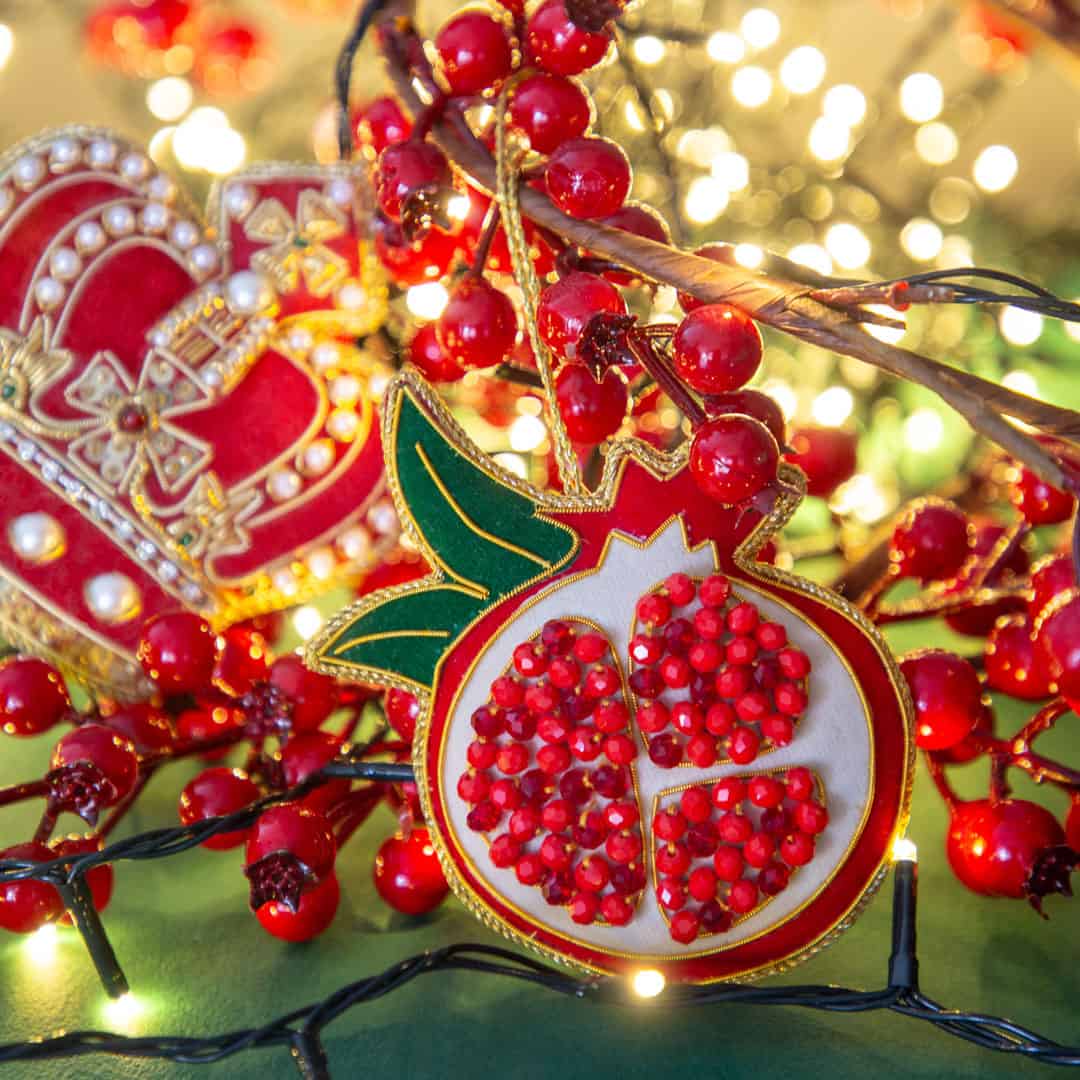 קישוט רקום ביד - רימון